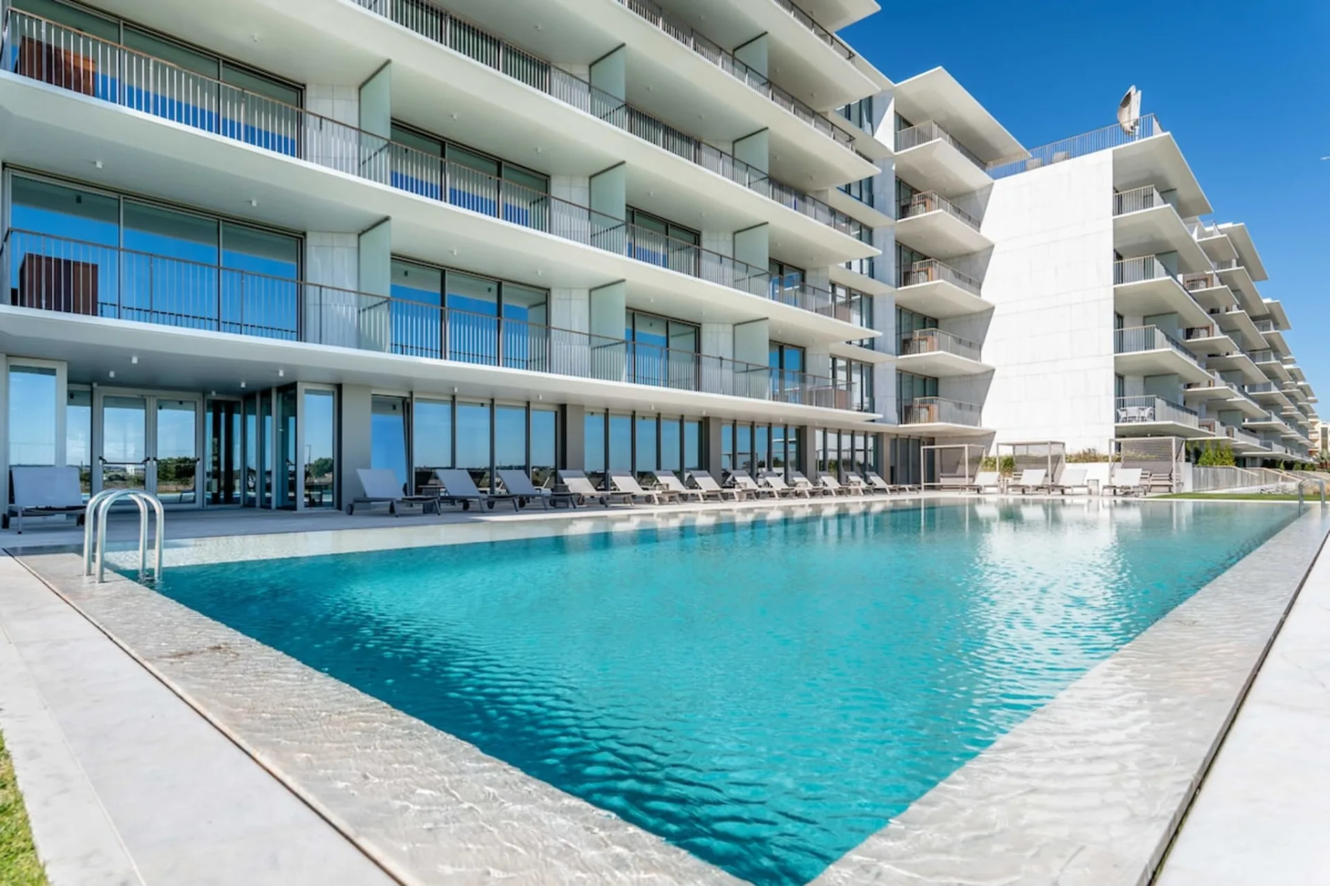 Simili Bayline – Luxury Beachfront & Spa, fotografia 2 de 38