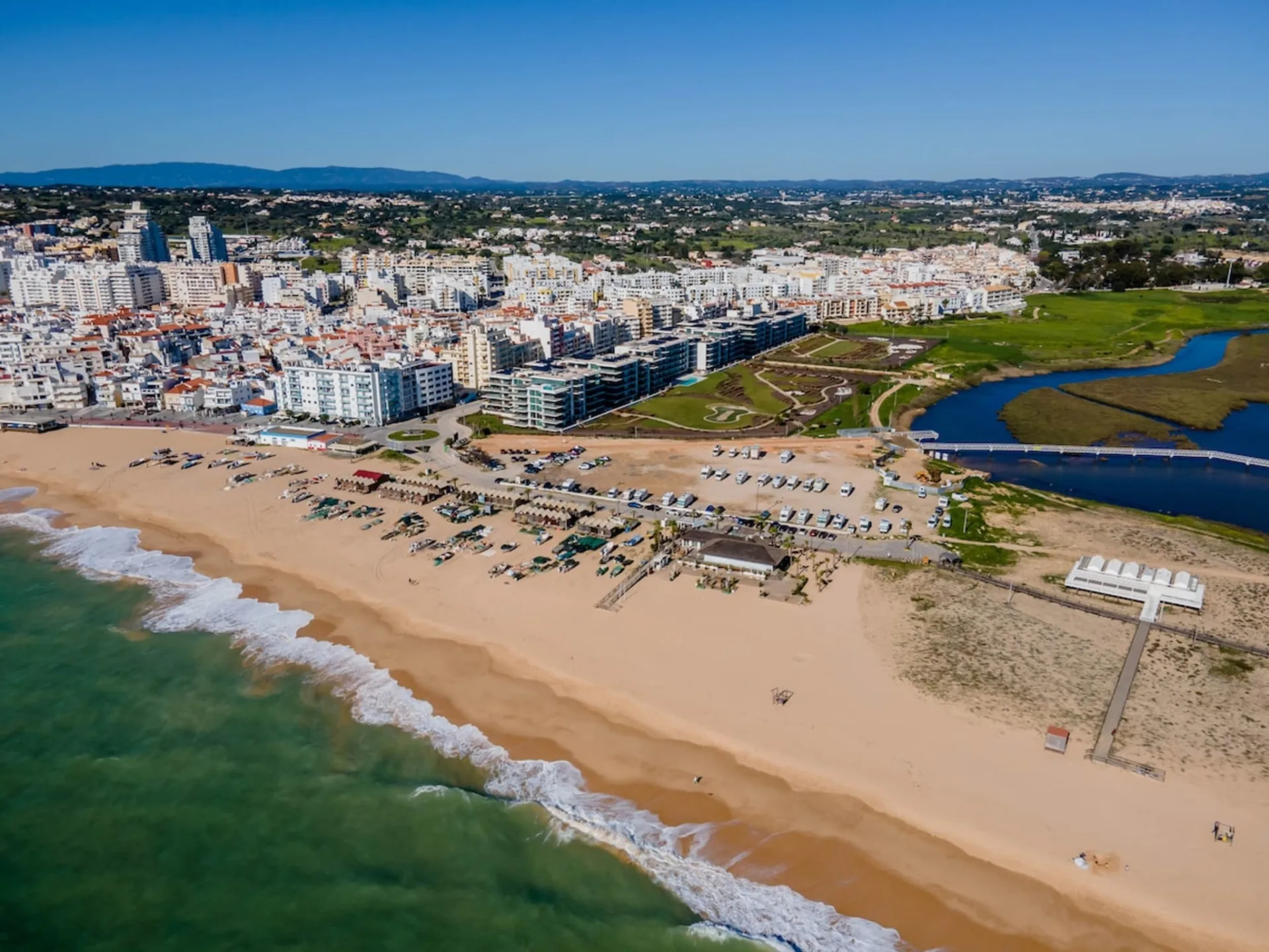 Simili Bayline – Luxury Beachfront & Spa, fotografia 29 de 38